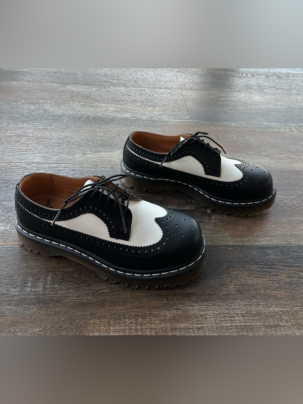 Dr. Martens 3989 Black White Wingtip Brogue Oxfords Spectator Shoes US 9M /10L